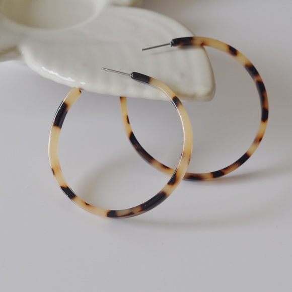Resin Tatum Tortoise Hoop Earrings (Beige) - Picture 1 of 8